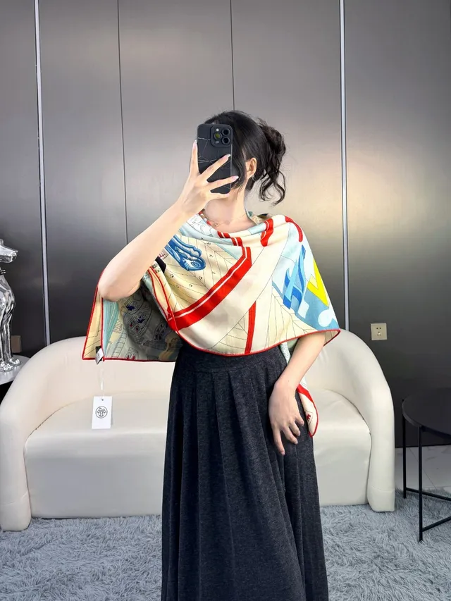 Hermès Foulard de soie imprimé au motif architectural et de cartes à jouer 2