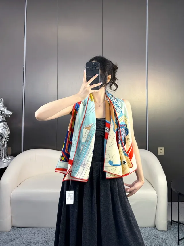Hermès Foulard de soie imprimé au motif architectural et de cartes à jouer 3