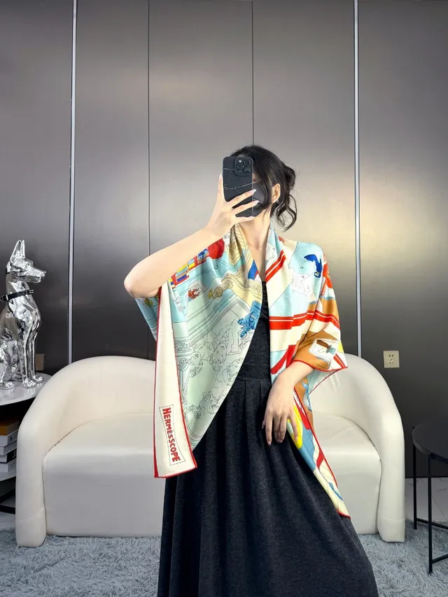 Hermès Foulard de soie imprimé au motif architectural et de cartes à jouer 4