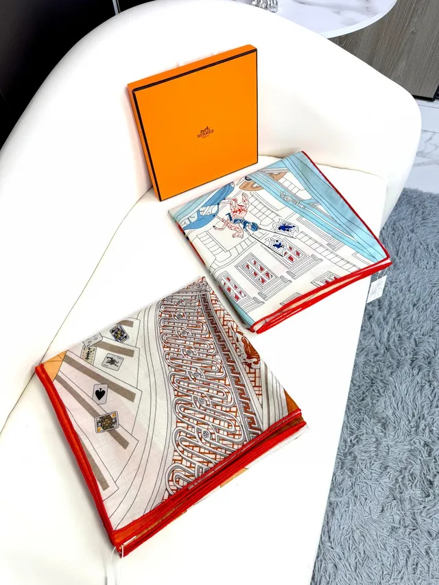 Hermès Foulard de soie imprimé au motif architectural et de cartes à jouer 5