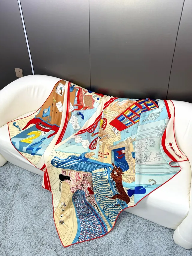 Hermès Foulard de soie imprimé au motif architectural et de cartes à jouer 6
