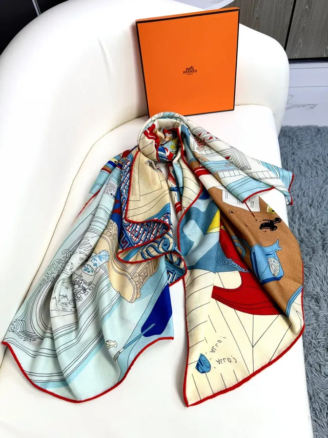 Hermès Foulard de soie imprimé au motif architectural et de cartes à jouer 7