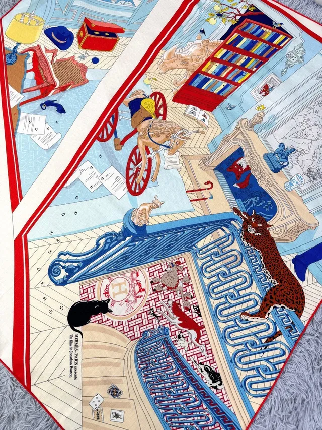 Hermès Foulard de soie imprimé au motif architectural et de cartes à jouer 8