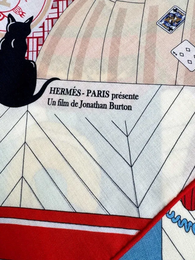 Hermès Foulard de soie imprimé au motif architectural et de cartes à jouer 9