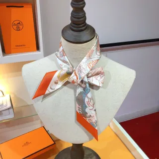 Hermès मुद्रित नारंगी बॉर्डर वाली रेशम स्कार्फ