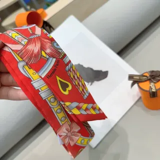 Hermès Twilly estampado ecuestre bufanda de seda roja