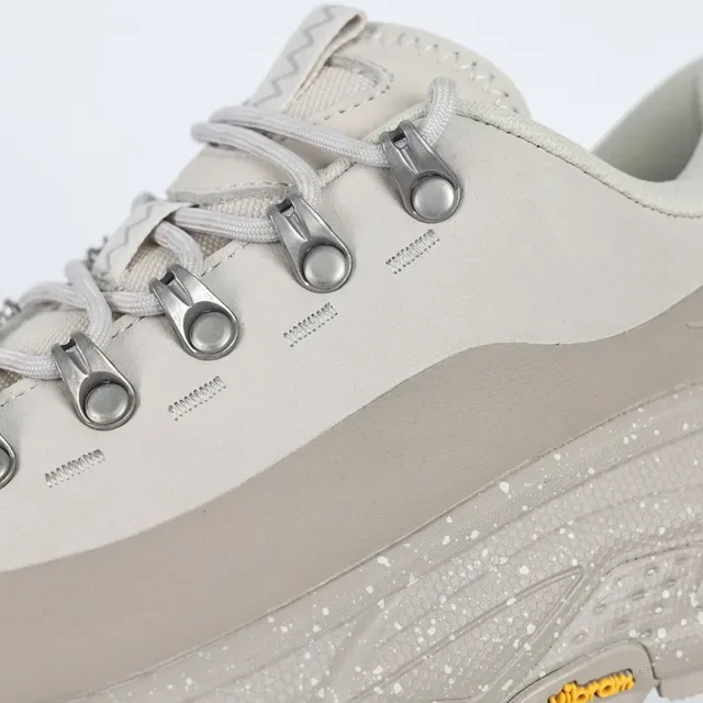 Hoka Sapatilhas lifestyle bege chunky inspiradas em trilha com hardware de metal para cadarços 6