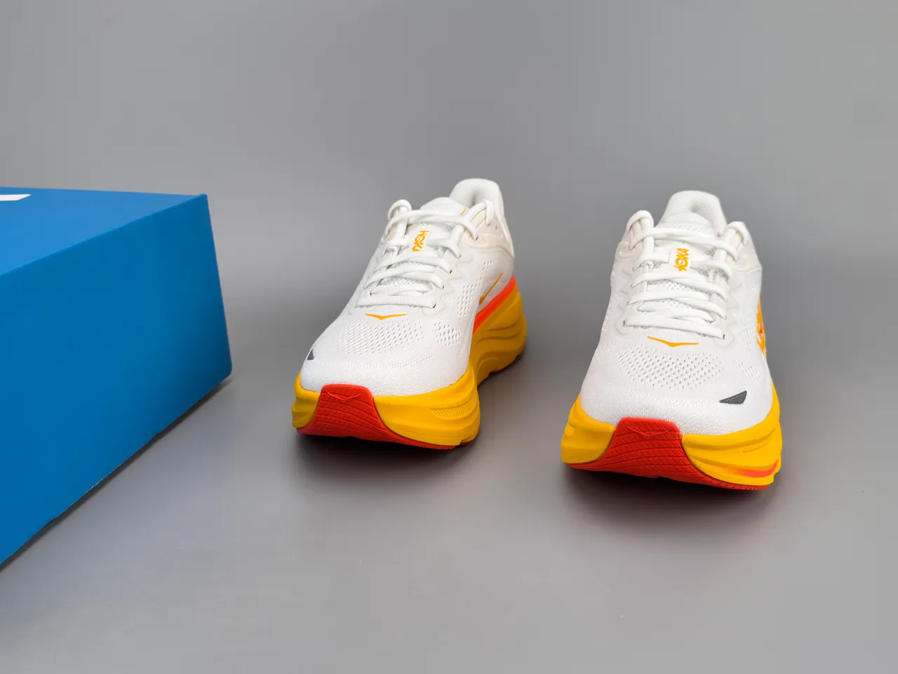 Hoka Tênis de corrida branco e amarelo com upper de malha engenheirada sola média grossa 3