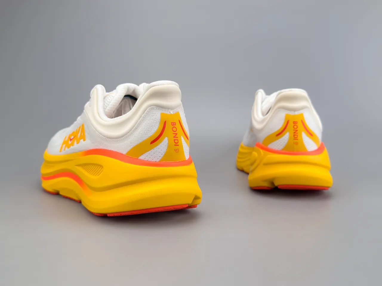 Hoka Tênis de corrida branco e amarelo com upper de malha engenheirada sola média grossa 4