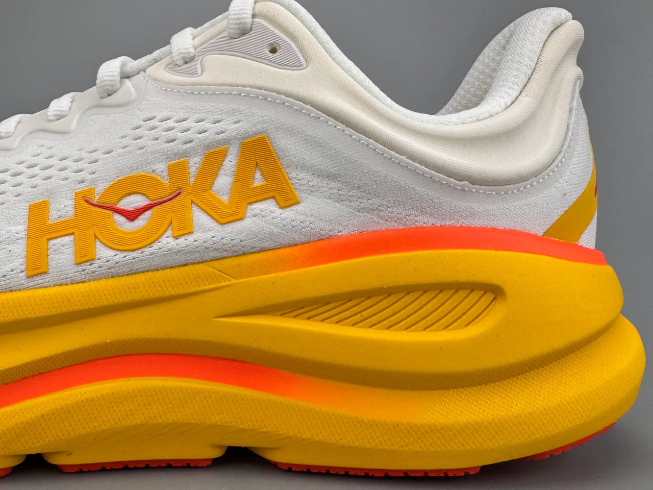 Hoka Tênis de corrida branco e amarelo com upper de malha engenheirada sola média grossa 5