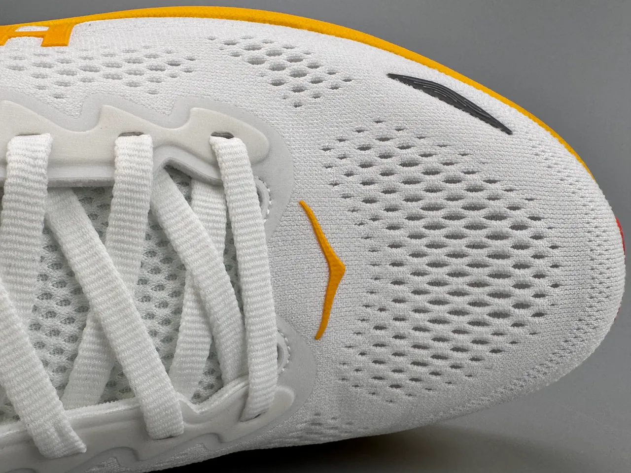Hoka Tênis de corrida branco e amarelo com upper de malha engenheirada sola média grossa 6