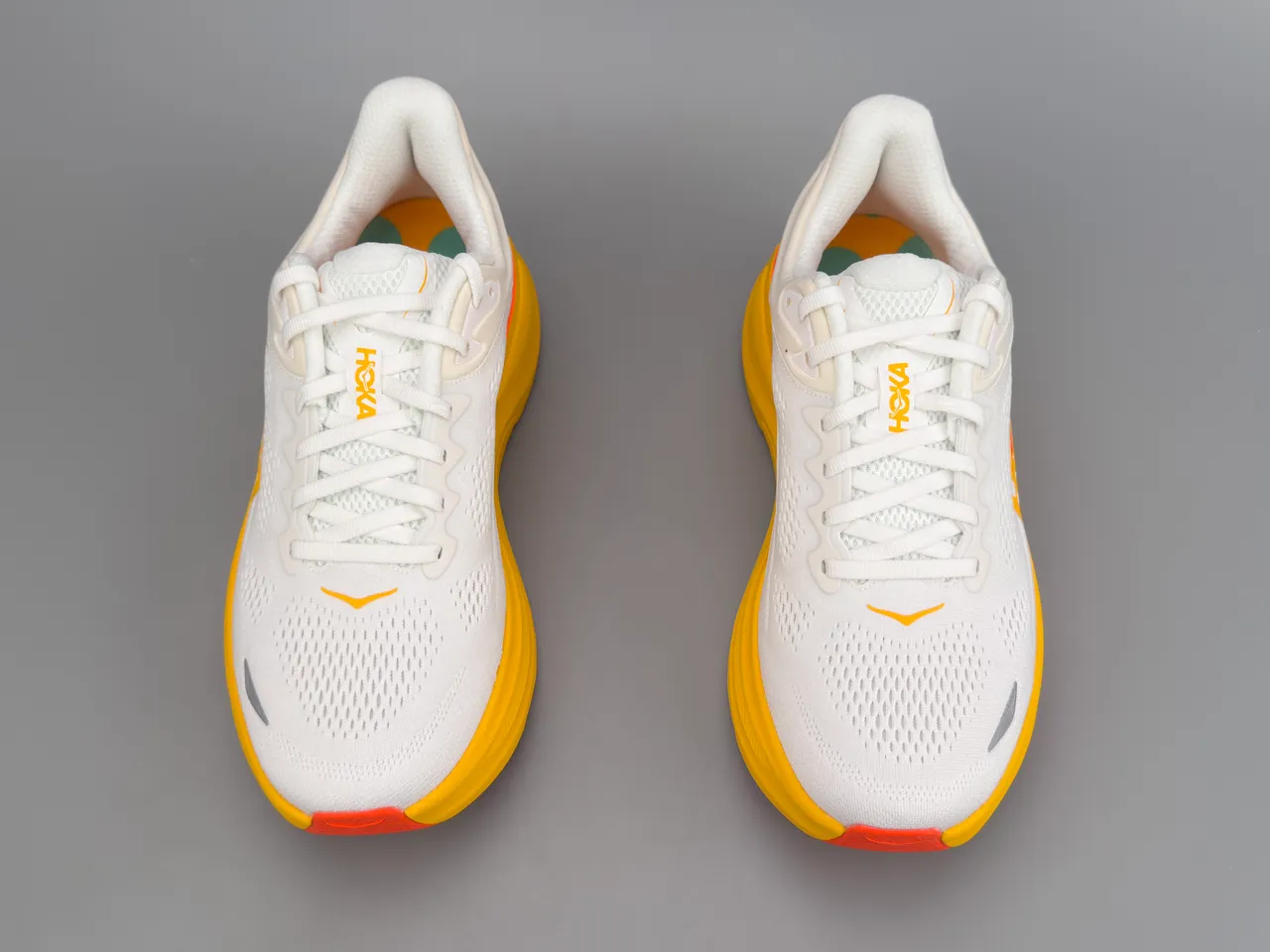 Hoka Tênis de corrida branco e amarelo com upper de malha engenheirada sola média grossa 7