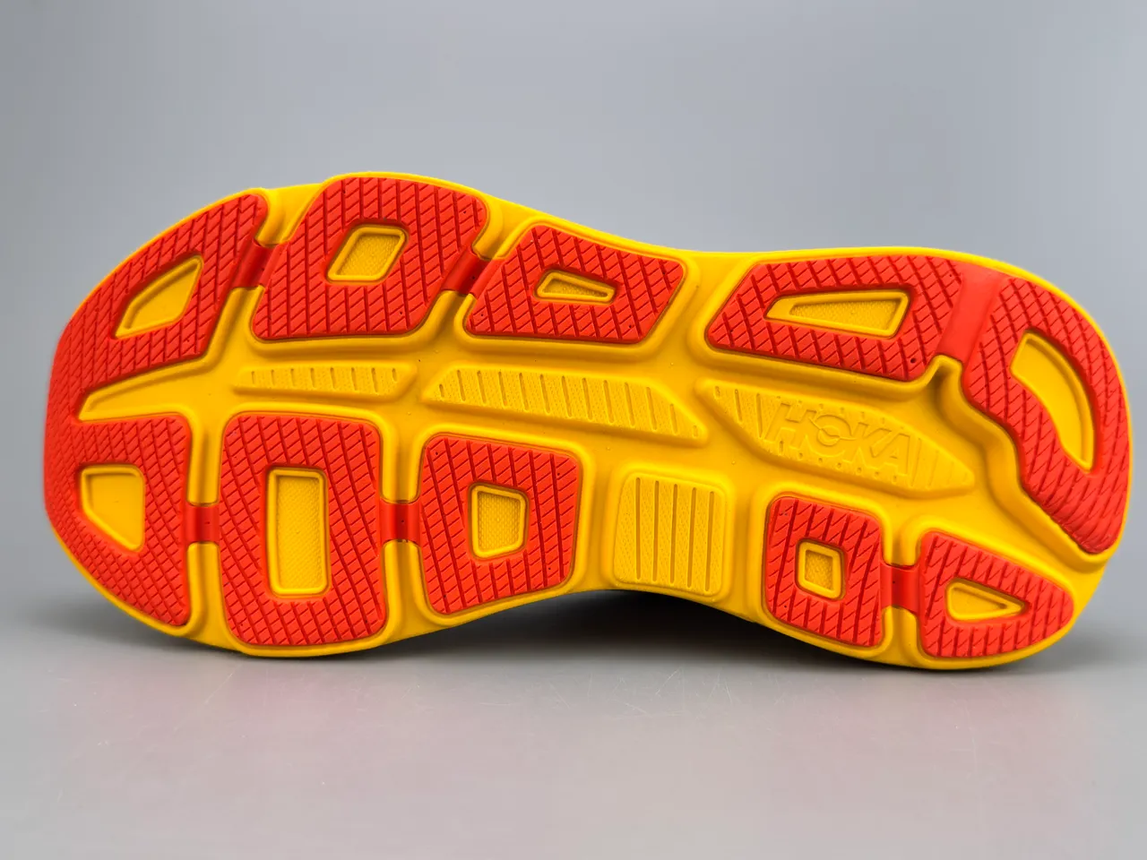 Hoka Tênis de corrida branco e amarelo com upper de malha engenheirada sola média grossa 8