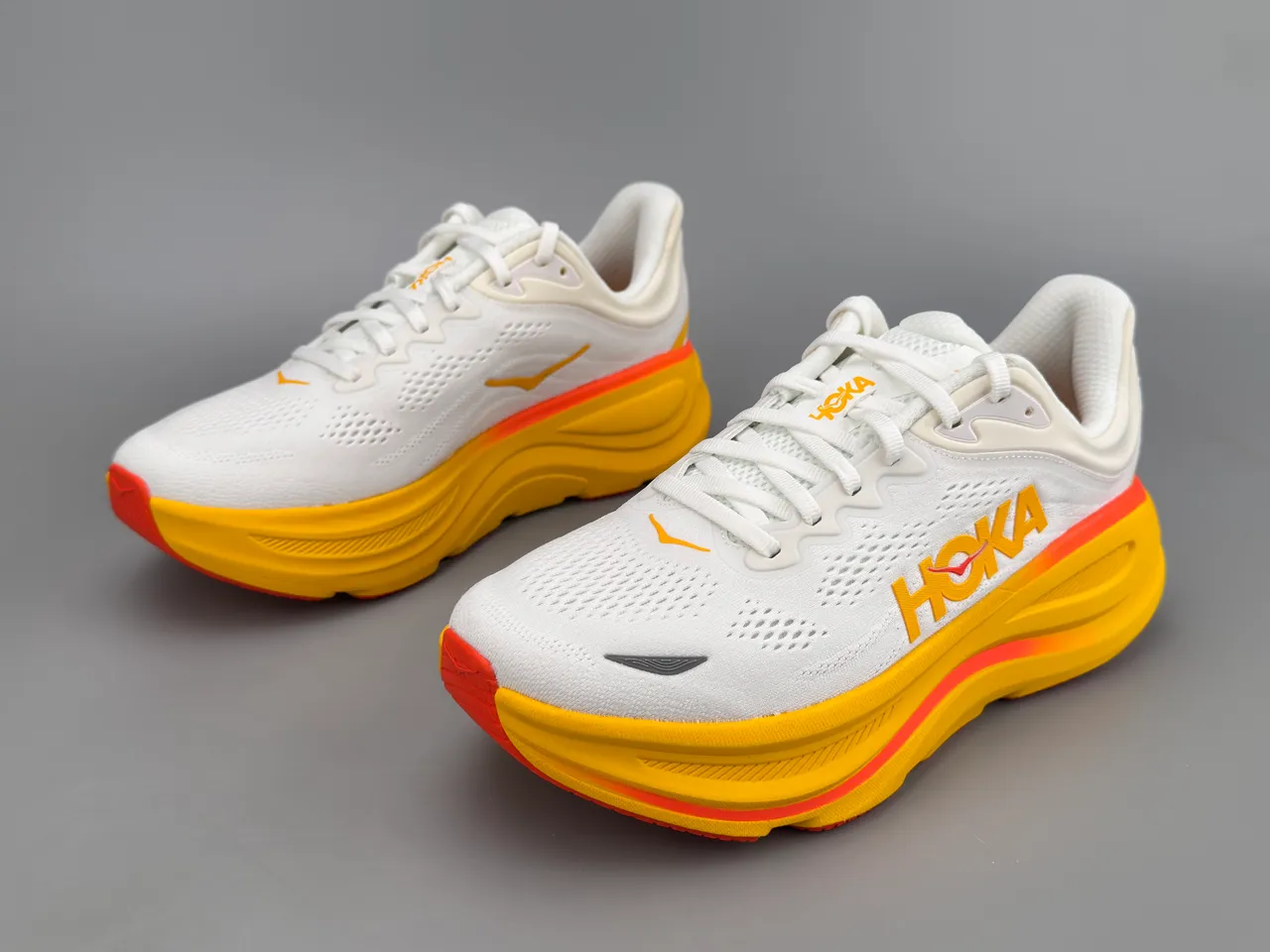 Hoka Tênis de corrida branco e amarelo com upper de malha engenheirada sola média grossa 9