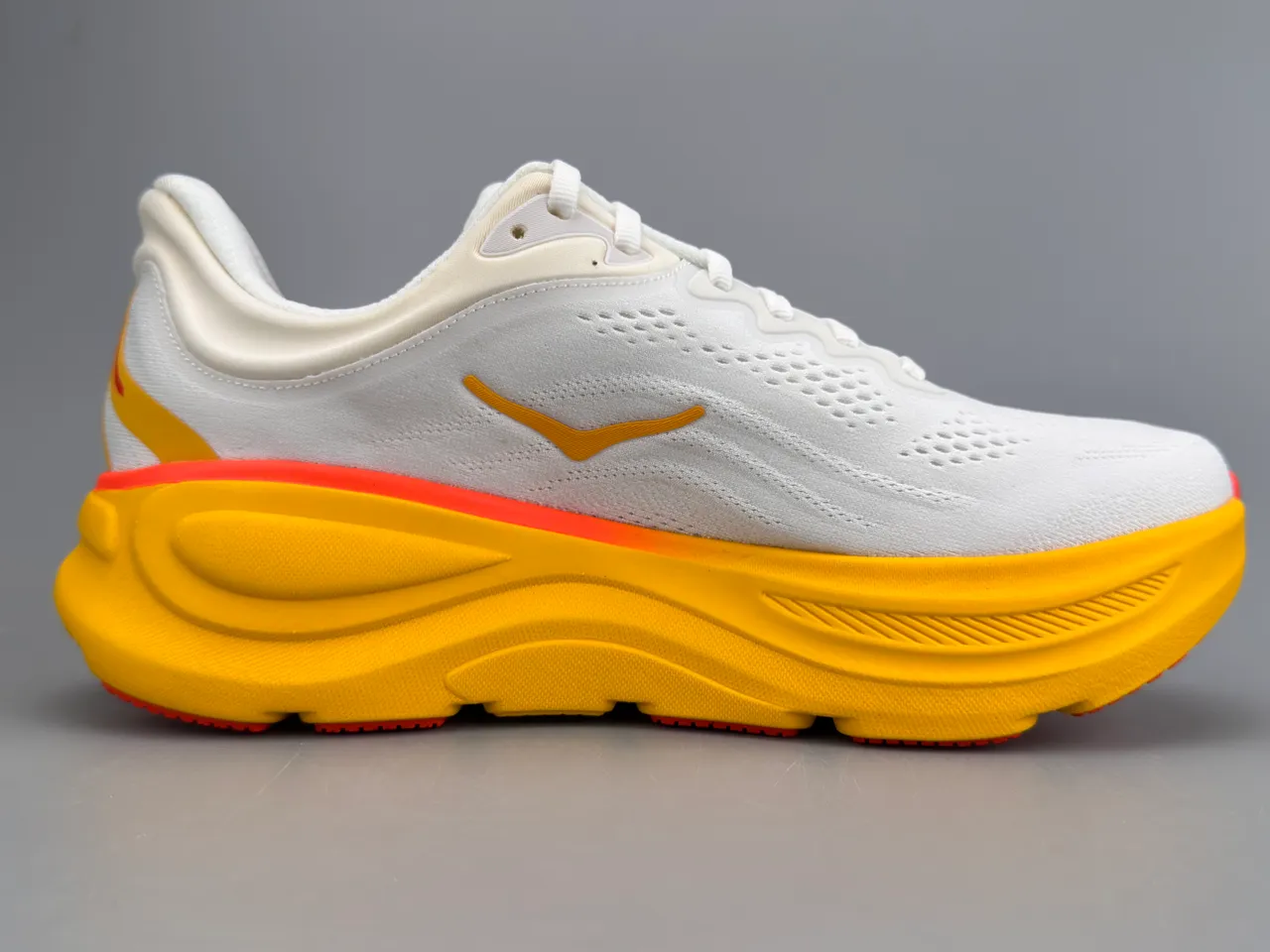 Hoka Tênis de corrida branco e amarelo com upper de malha engenheirada sola média grossa 10