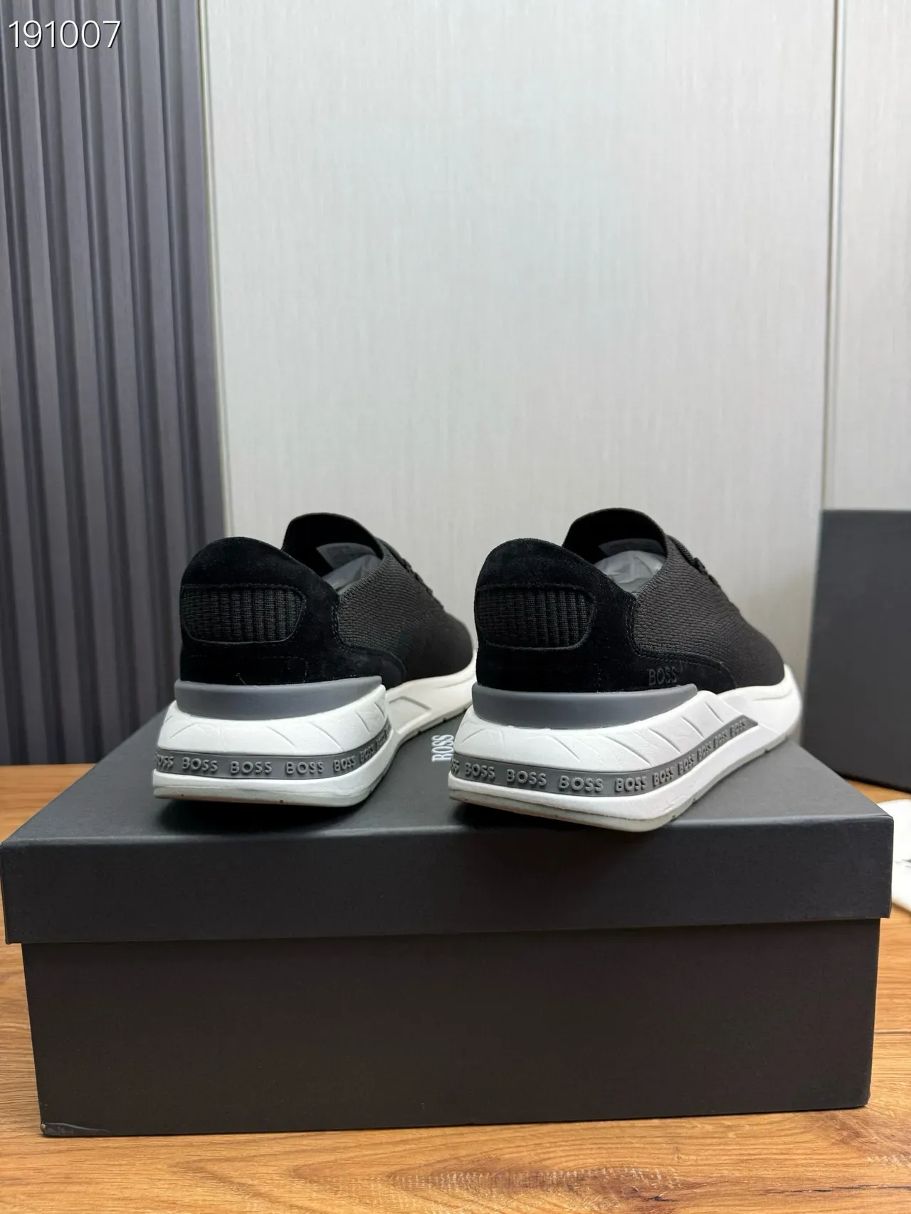 Hugo Boss Tênis Lifestyle Preto e Branco, Parte Superior em Malha, Textura de Costas 2