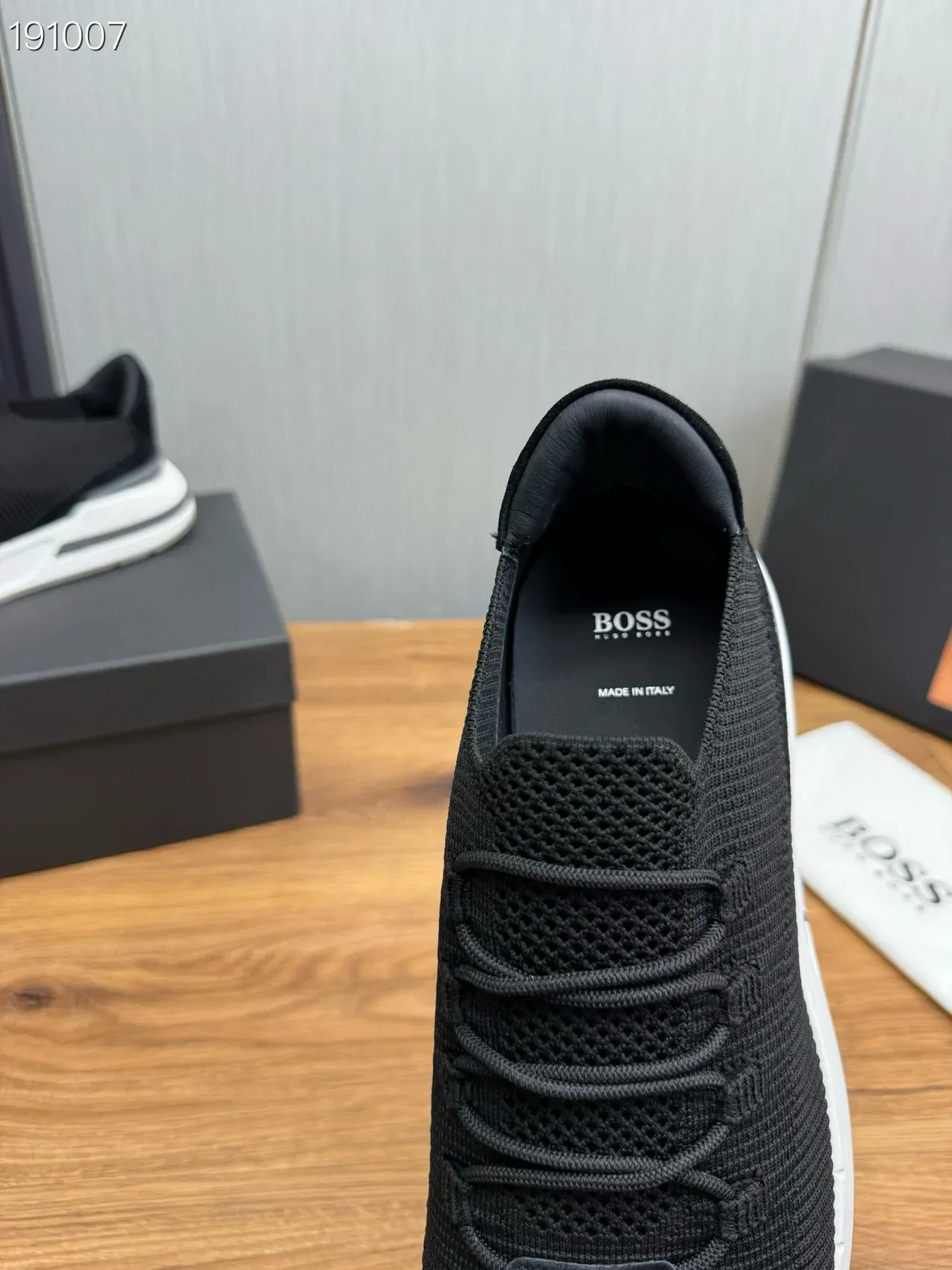 Hugo Boss Tênis Lifestyle Preto e Branco, Parte Superior em Malha, Textura de Costas 5