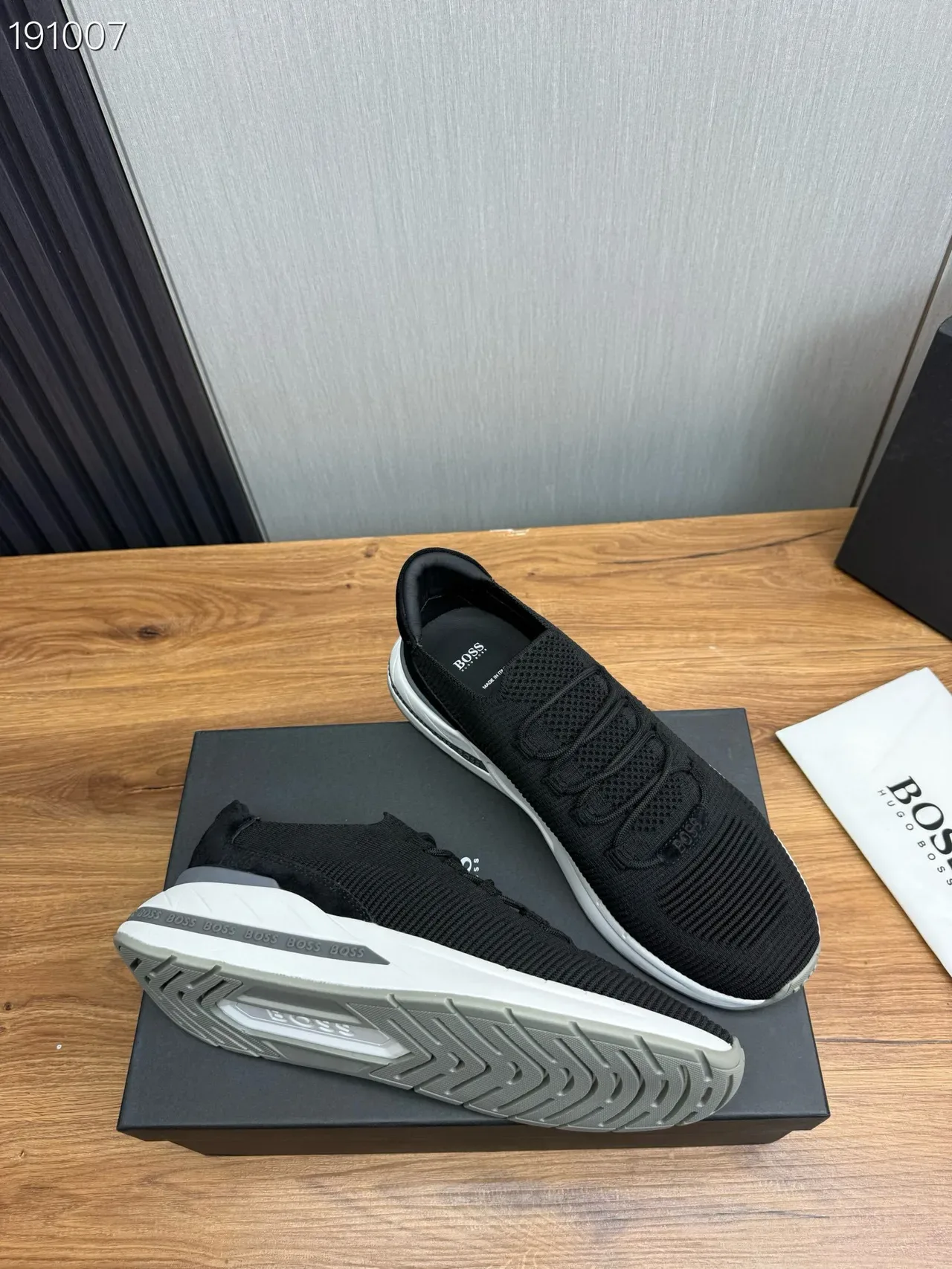 Hugo Boss Tênis Lifestyle Preto e Branco, Parte Superior em Malha, Textura de Costas 7