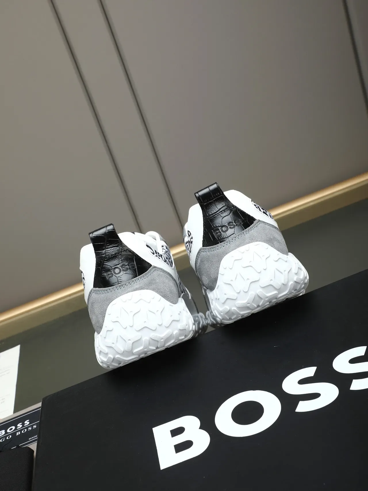 Hugo Boss Logo-Print sneakers lifestyle gris et blanc 3