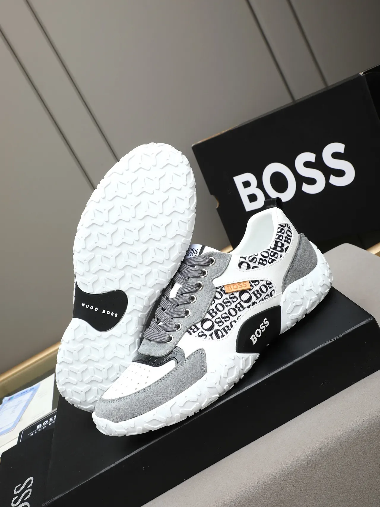 Hugo Boss Logo-Print sneakers lifestyle gris et blanc 4
