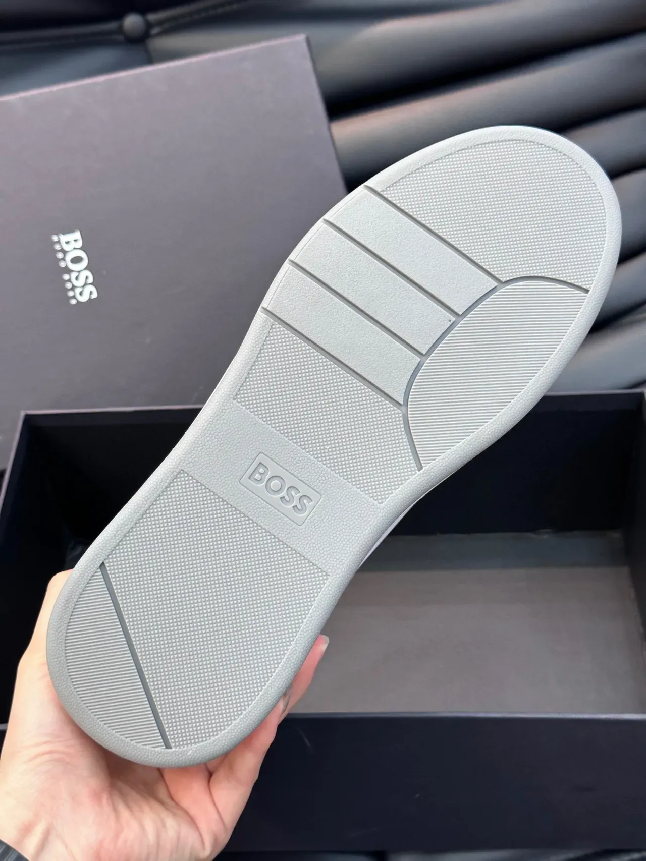 Hugo Boss Baskets lifestyle à tige daim et cuir blanc et marron bicolores avec étiquette de talon orange contrastante 2