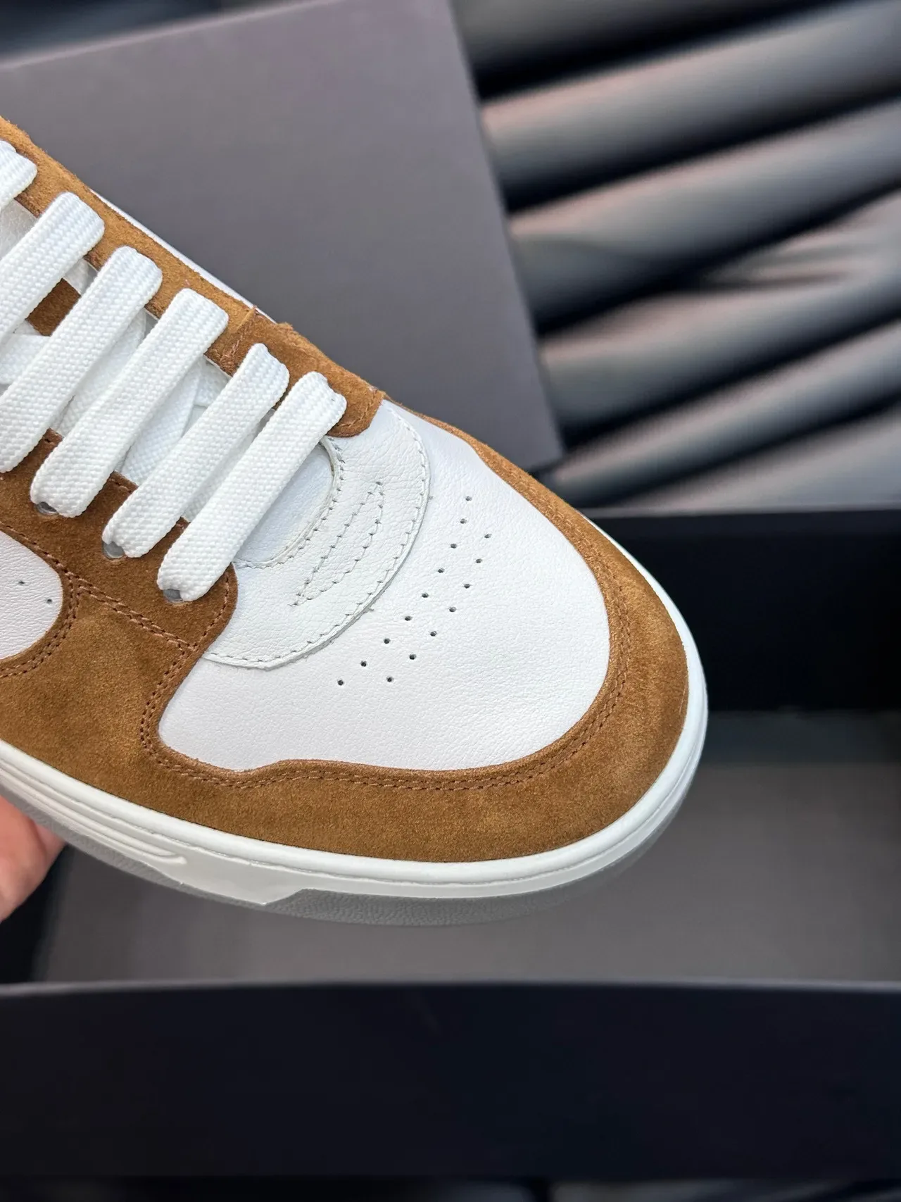 Hugo Boss Baskets lifestyle à tige daim et cuir blanc et marron bicolores avec étiquette de talon orange contrastante 3