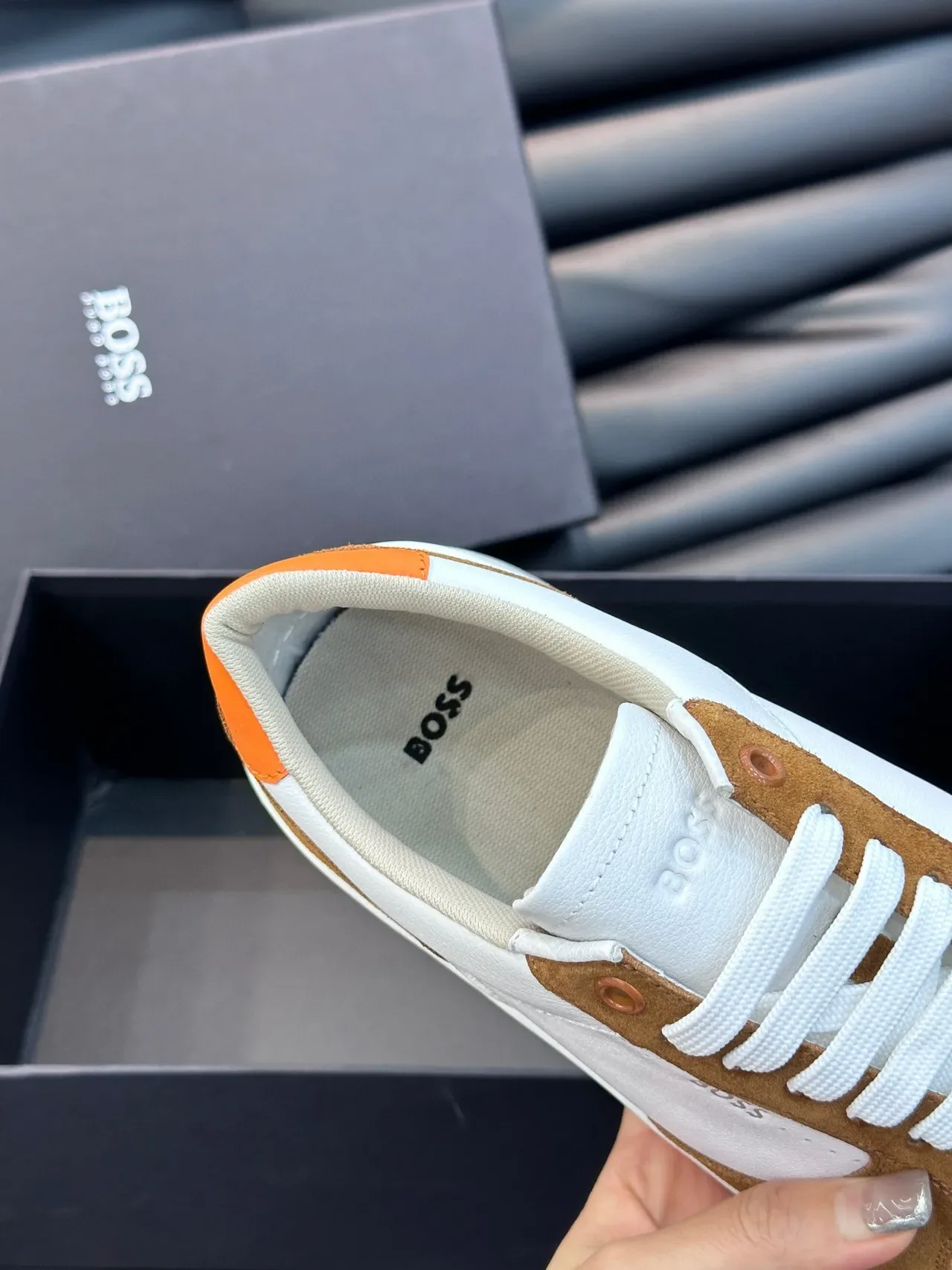 Hugo Boss Baskets lifestyle à tige daim et cuir blanc et marron bicolores avec étiquette de talon orange contrastante 4
