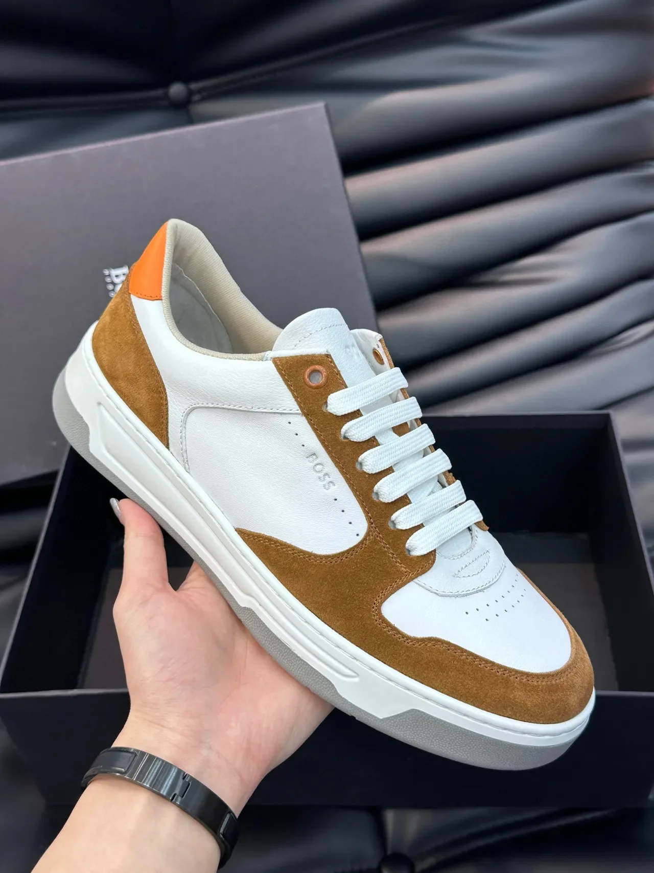Hugo Boss Baskets lifestyle à tige daim et cuir blanc et marron bicolores avec étiquette de talon orange contrastante 5