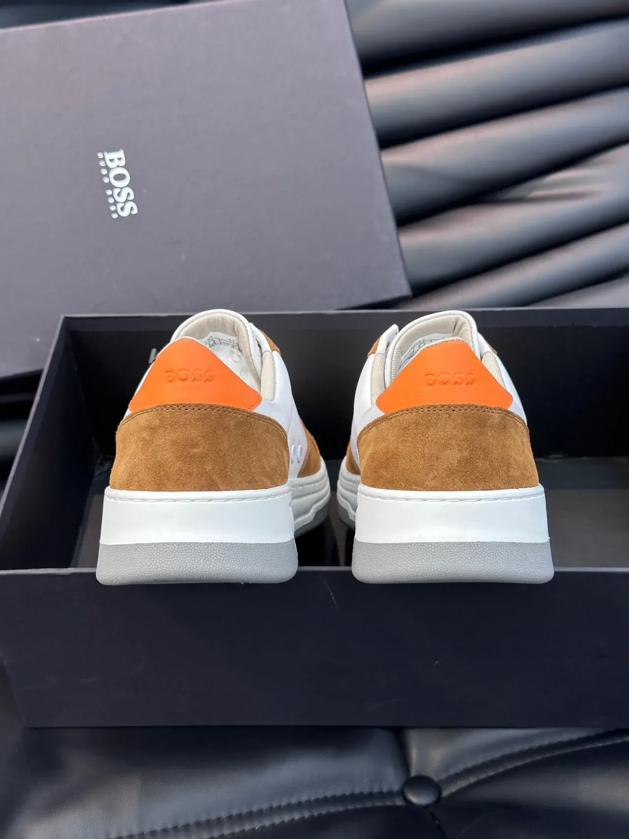 Hugo Boss Baskets lifestyle à tige daim et cuir blanc et marron bicolores avec étiquette de talon orange contrastante 6