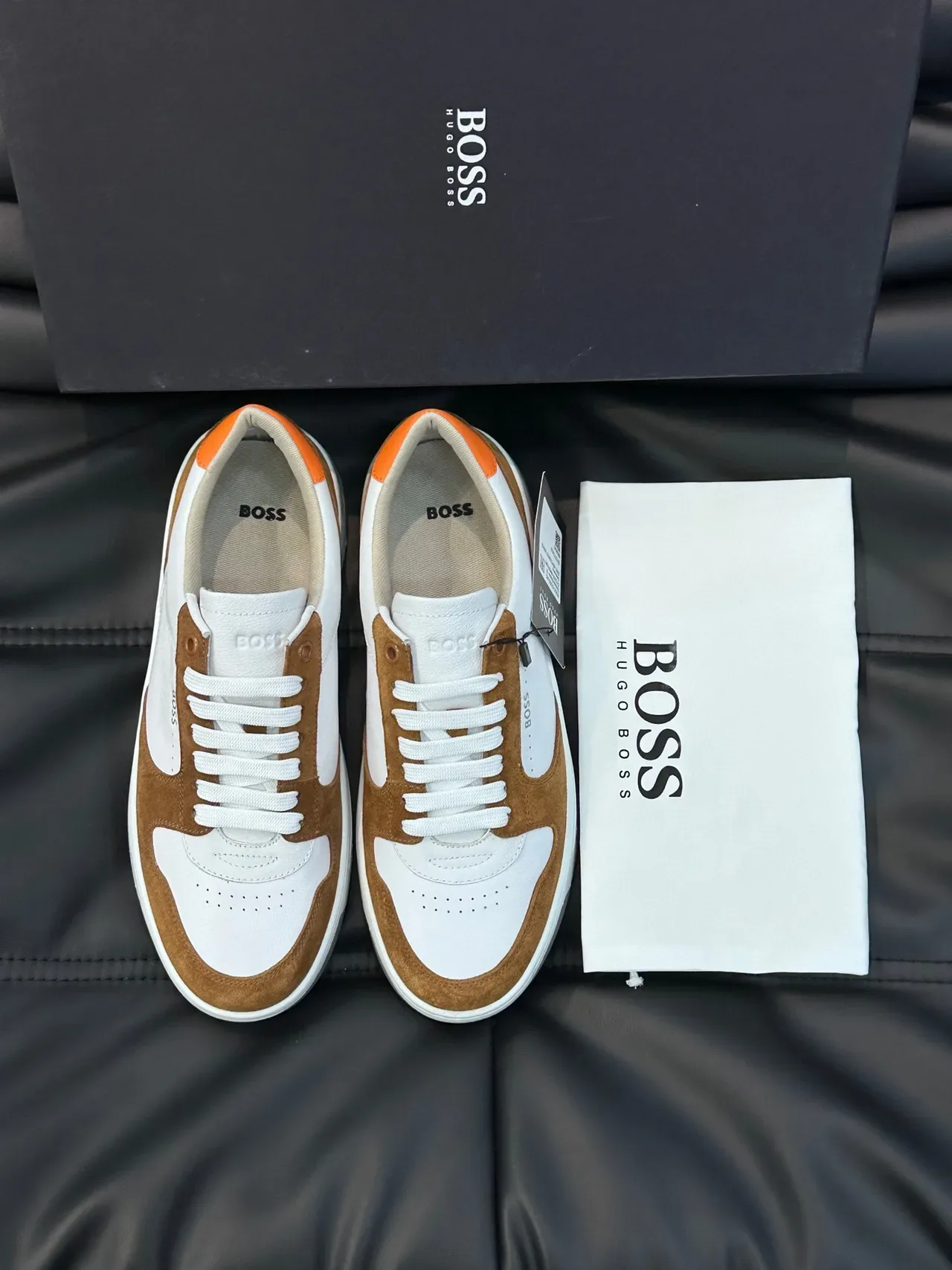 Hugo Boss Baskets lifestyle à tige daim et cuir blanc et marron bicolores avec étiquette de talon orange contrastante 7