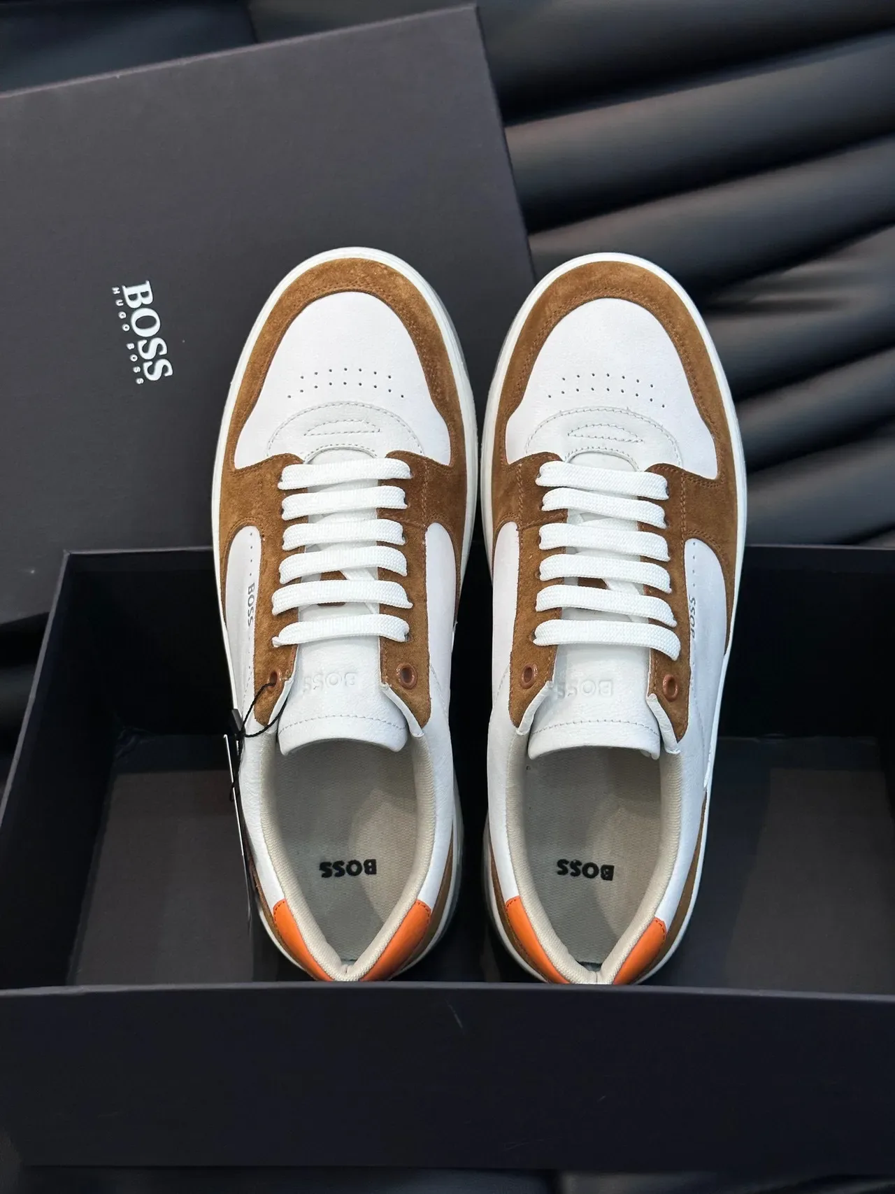 Hugo Boss Baskets lifestyle à tige daim et cuir blanc et marron bicolores avec étiquette de talon orange contrastante 8