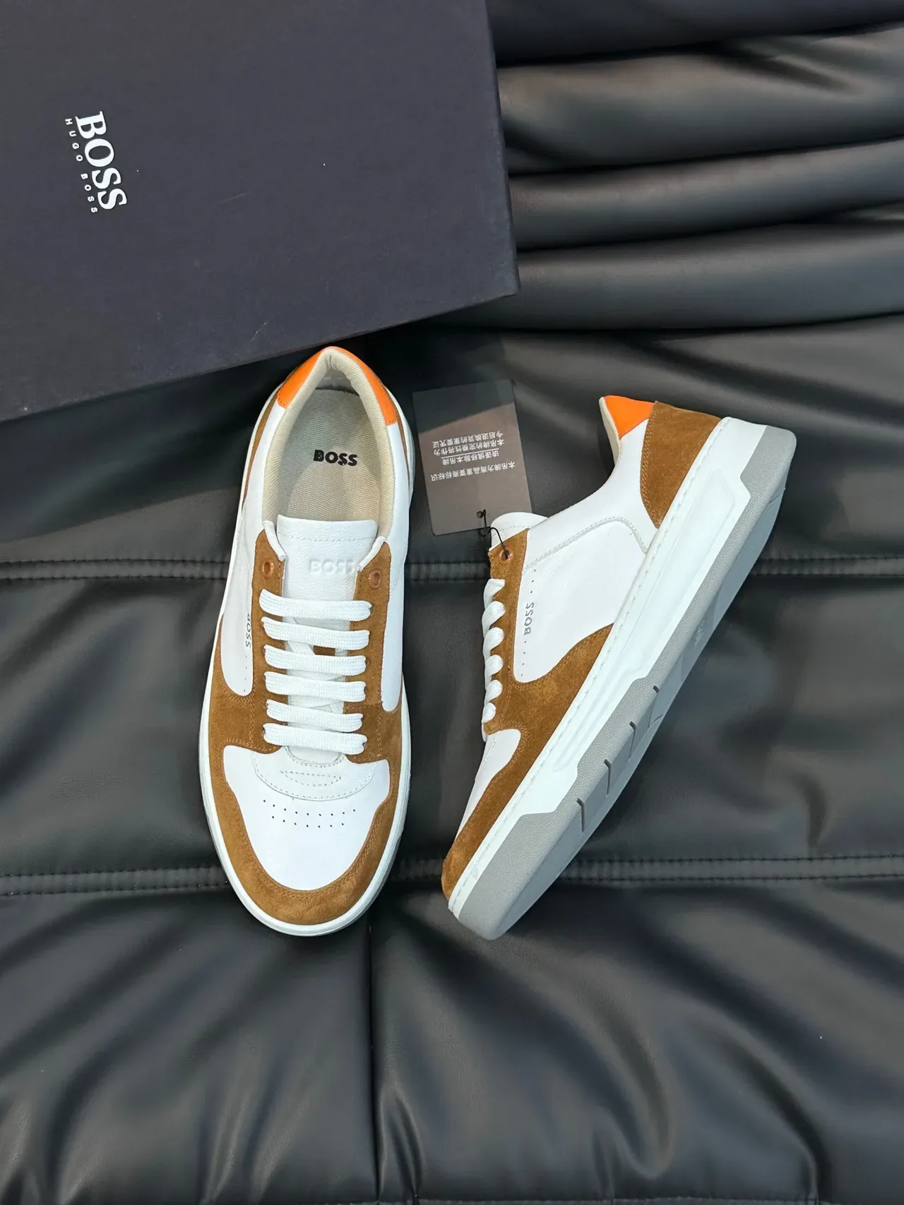 Hugo Boss Baskets lifestyle à tige daim et cuir blanc et marron bicolores avec étiquette de talon orange contrastante 9