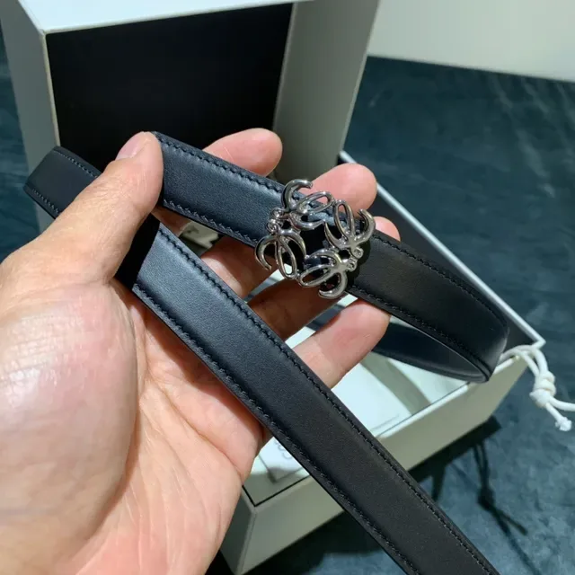 Loeve Anagram Belt Ceinture noire argentée fine boucle polie en cuir 2