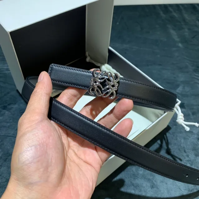 Loeve Anagram Belt Ceinture noire argentée fine boucle polie en cuir 3