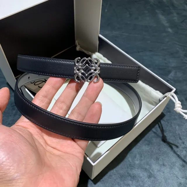 Loeve Anagram Belt Ceinture noire argentée fine boucle polie en cuir 4