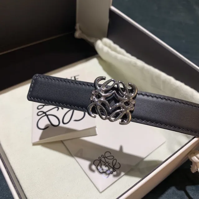 Loeve Anagram Belt Ceinture noire argentée fine boucle polie en cuir 6