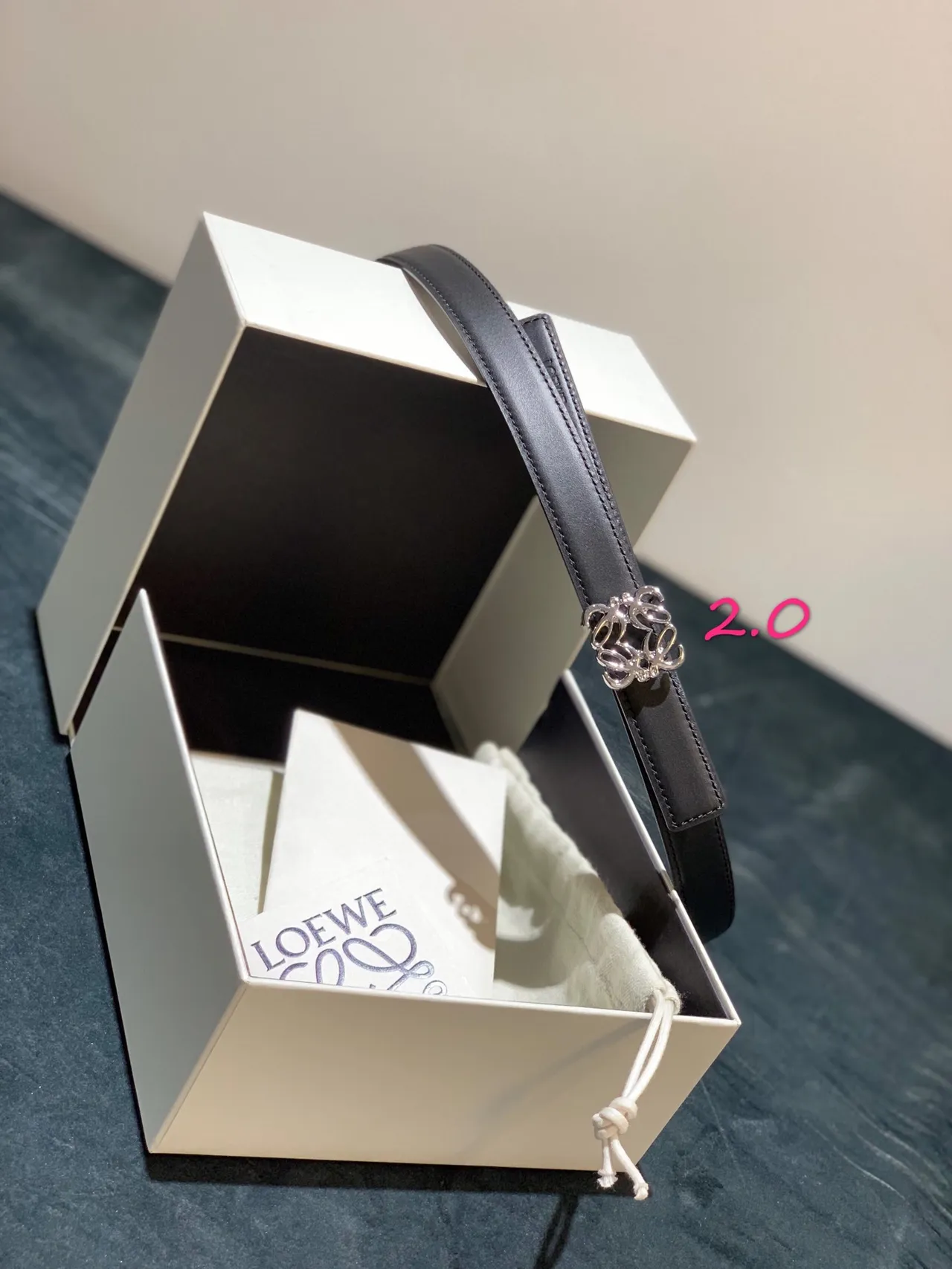 Loeve Anagram Belt Ceinture noire argentée fine boucle polie en cuir 9