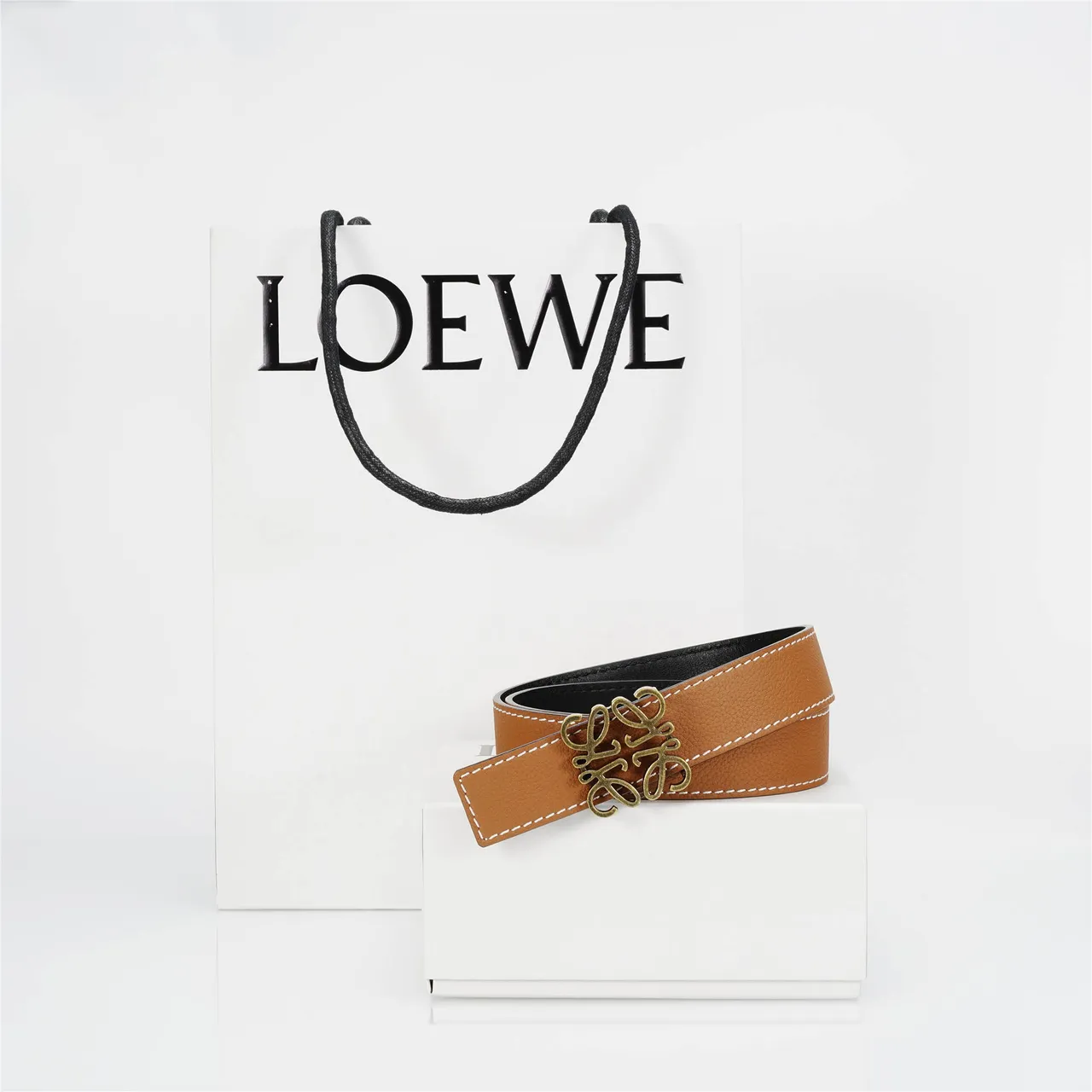 Loewe Anagram Cinto de couro marrom branco com costura contrastante texturizada 4