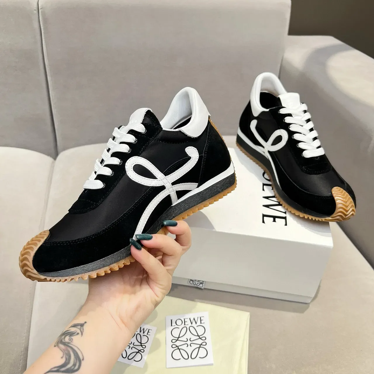 Loewe Flow Runner Baskets Lifestyle Noir Blanc Gomme 3