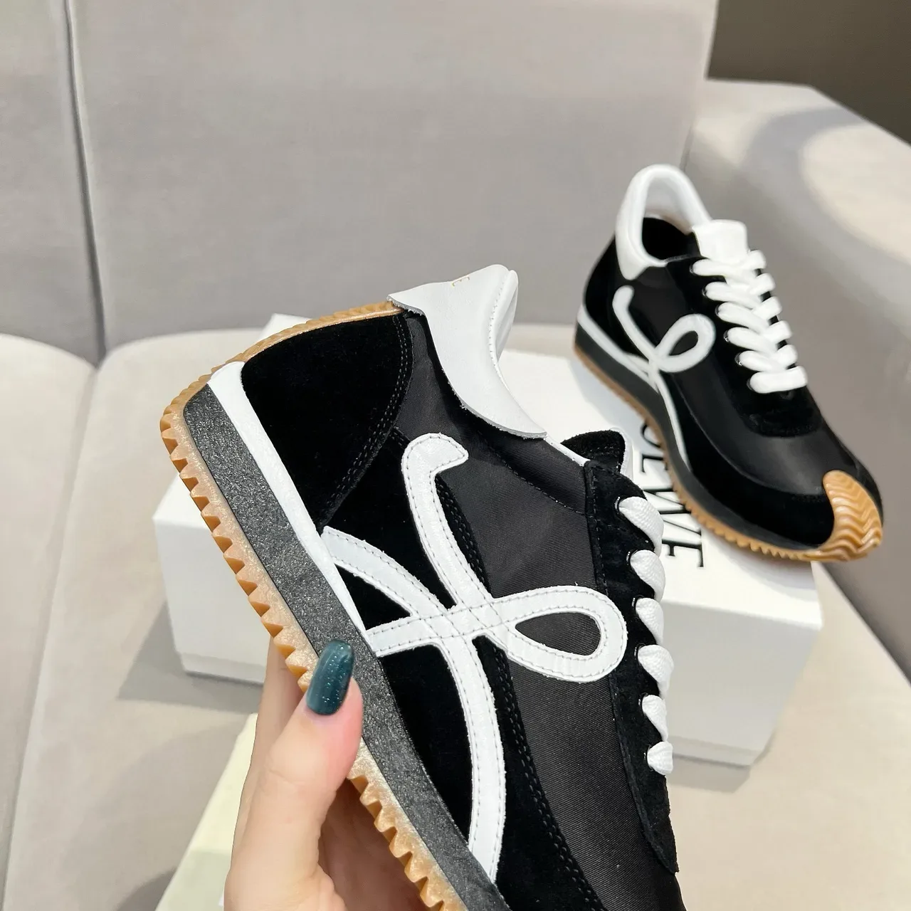 Loewe Flow Runner Baskets Lifestyle Noir Blanc Gomme 5