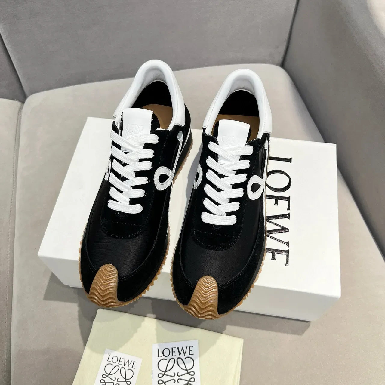 Loewe Flow Runner Baskets Lifestyle Noir Blanc Gomme 6