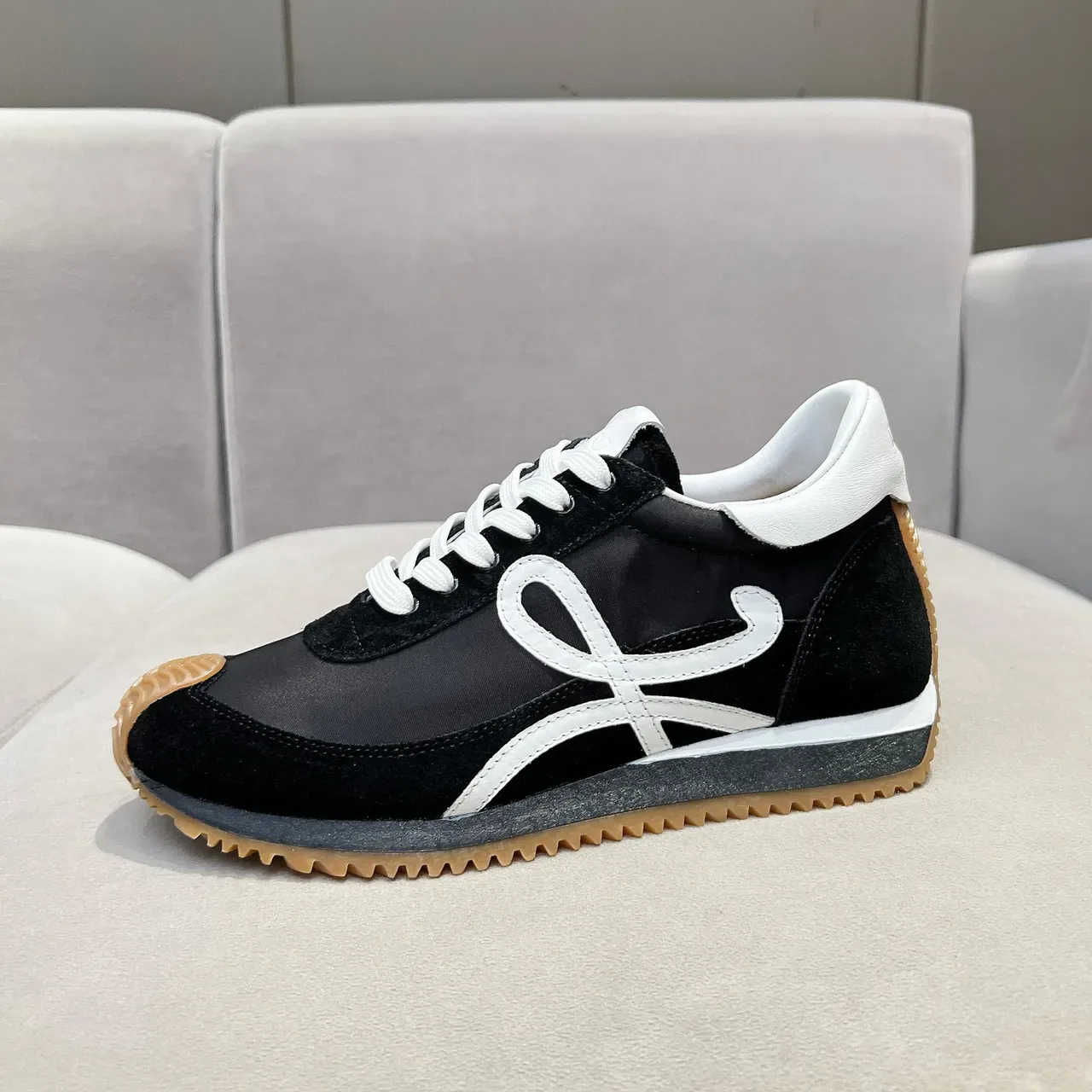 Loewe Flow Runner Baskets Lifestyle Noir Blanc Gomme 7