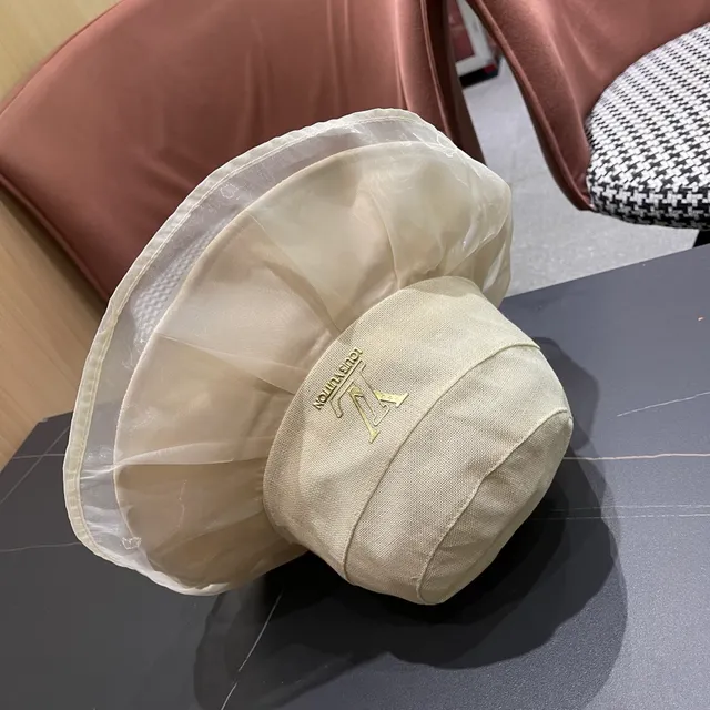 Chapeau Bucket Louis Vuitton Beige Or Couronne Structurée Translucide Organza Volant Borde 2