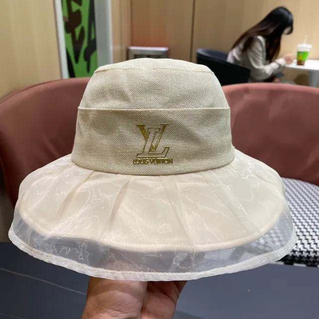 Chapeau Bucket Louis Vuitton Beige Or Couronne Structurée Translucide Organza Volant Borde 4