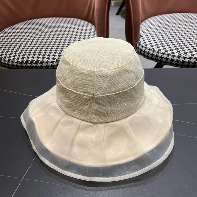 Chapeau Bucket Louis Vuitton Beige Or Couronne Structurée Translucide Organza Volant Borde 7