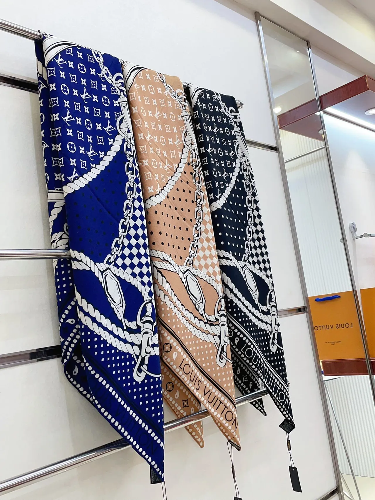 Louis Vuitton Écharpe de Soie à Impression Graphique Noir et Blanc 3