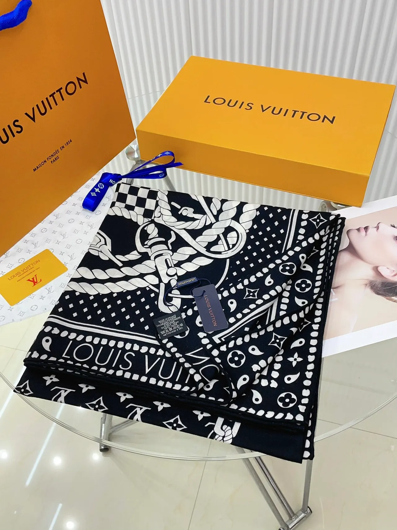 Louis Vuitton Écharpe de Soie à Impression Graphique Noir et Blanc 4