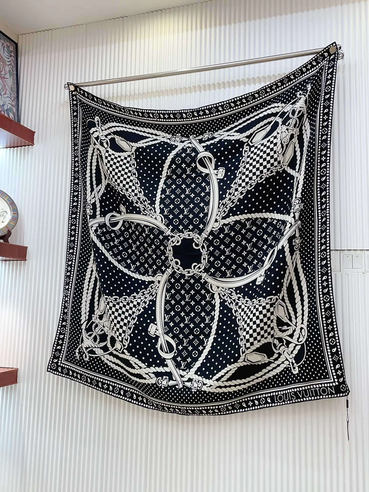 Louis Vuitton Écharpe de Soie à Impression Graphique Noir et Blanc 5