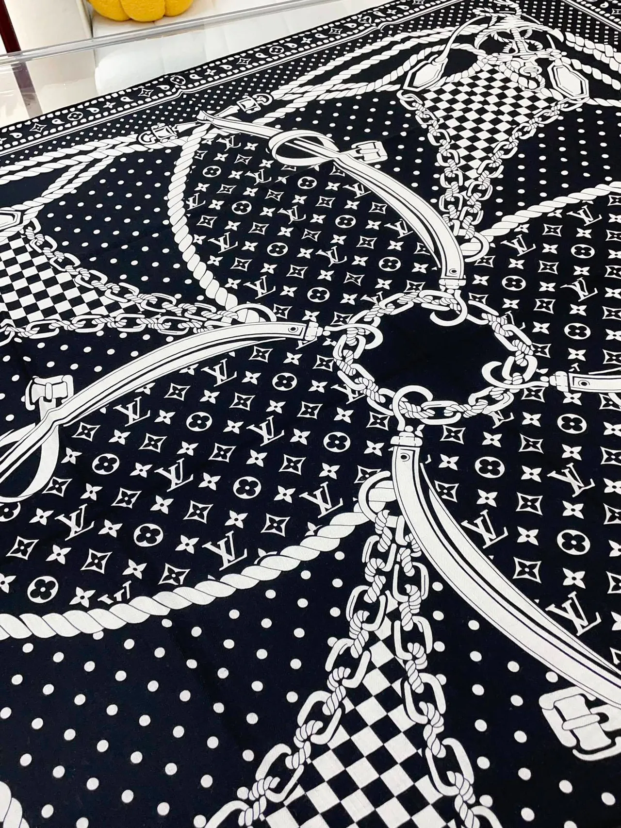 Louis Vuitton Écharpe de Soie à Impression Graphique Noir et Blanc 8
