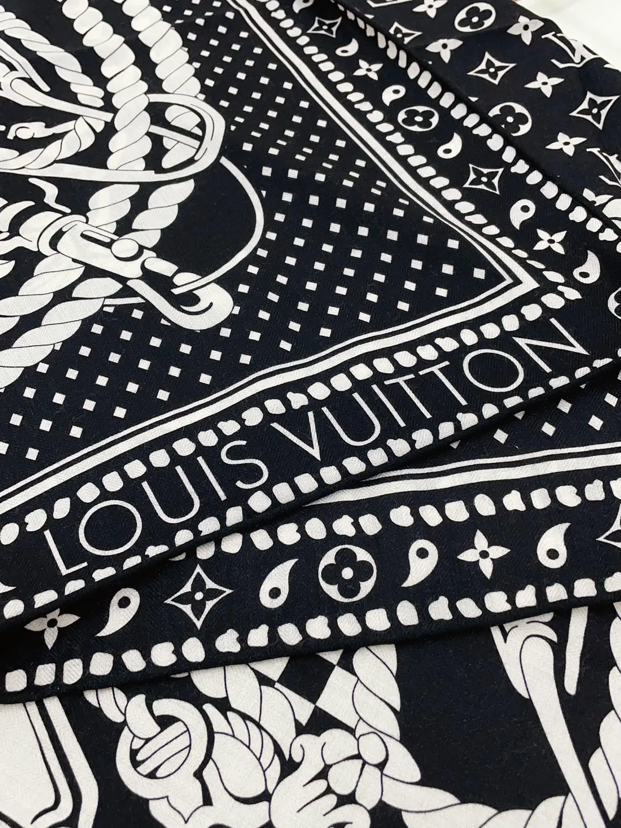 Louis Vuitton Écharpe de Soie à Impression Graphique Noir et Blanc 9